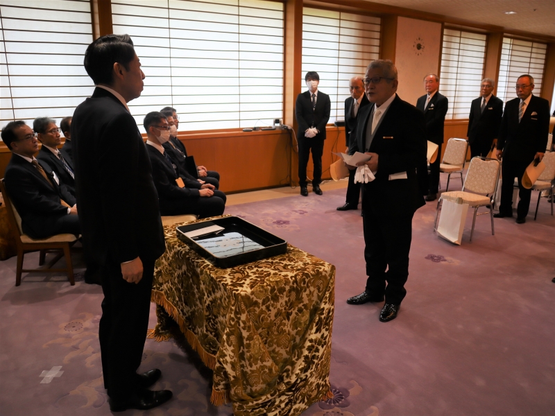 受章者を代表しあいさつする城戸好光さん