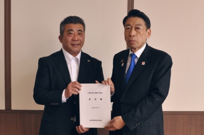 福岡県環境緑化懇話会 副会長 三浦義孝氏から要望書を受け取る知事