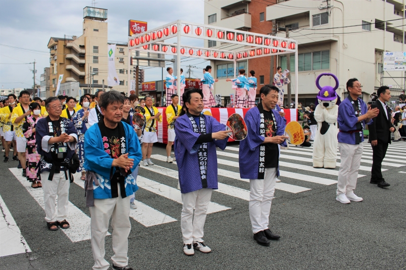 総踊りに参加する知事