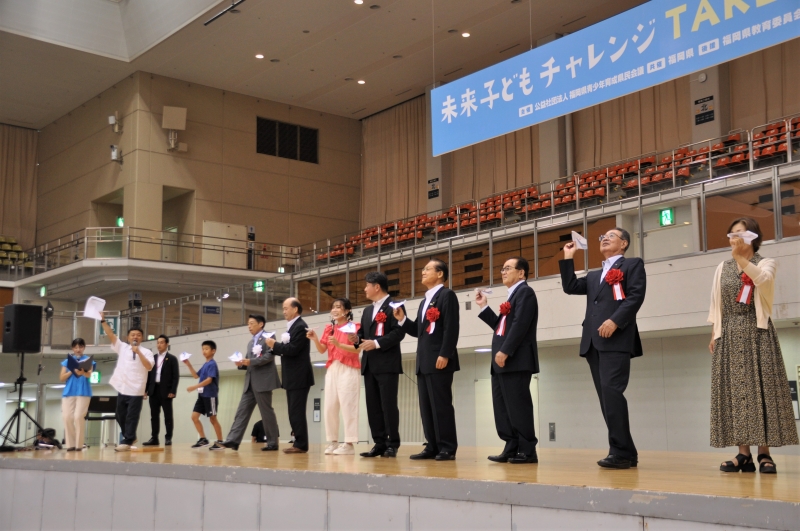 折り紙ヒコーキ始投式の様子