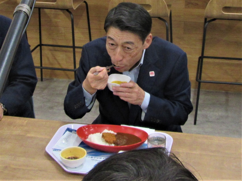 試食する知事