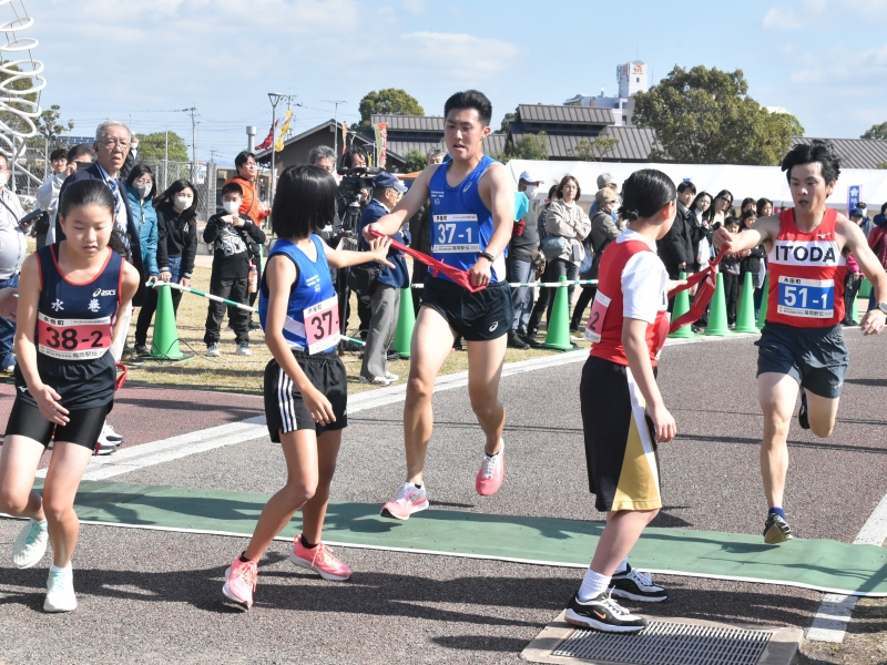 たすきをつなぐ選手たち