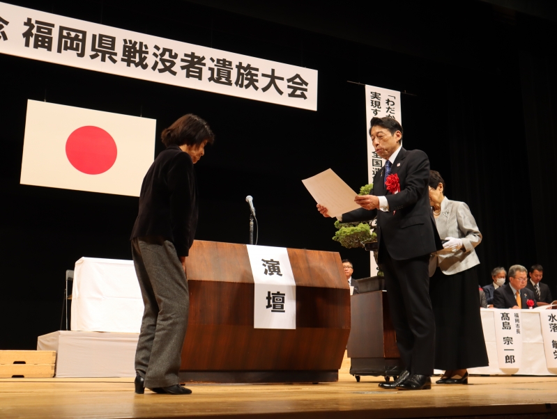 表彰状を森近正子さんに渡す様子