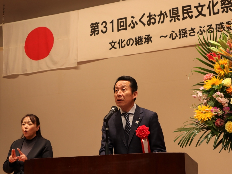 あいさつする香原県議