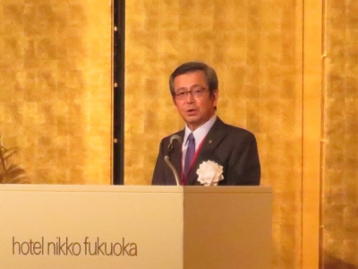 あいさつする松本会長