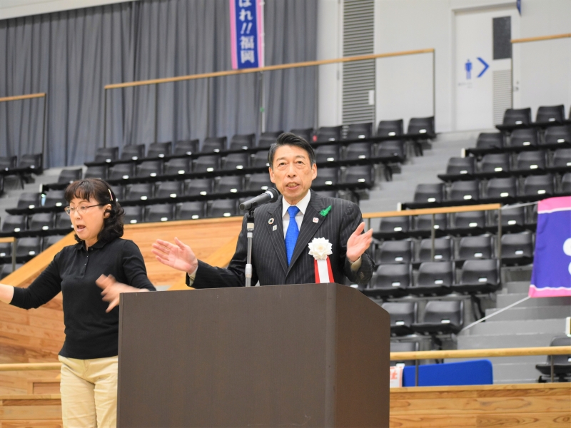 大会であいさつする知事（大会名誉会長）の写真です。