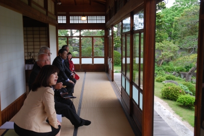 庭園を見学する様子