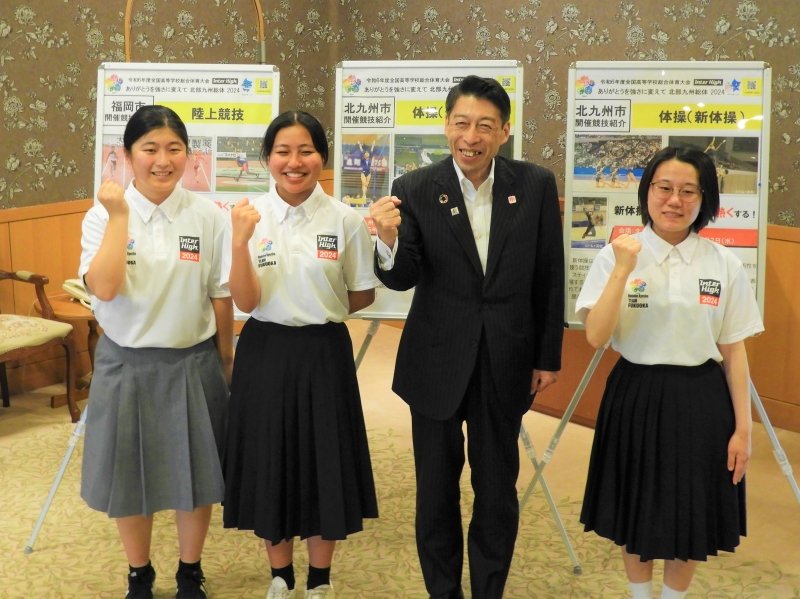 会長と高校生委員による写真撮影