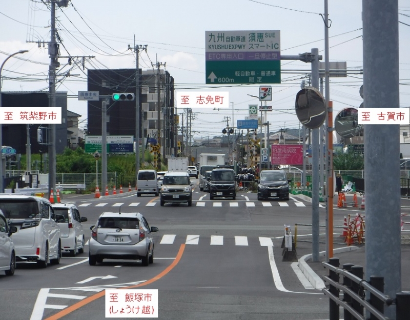 須恵町役場側から須恵中央駅側を見た須恵中央交差点の写真です