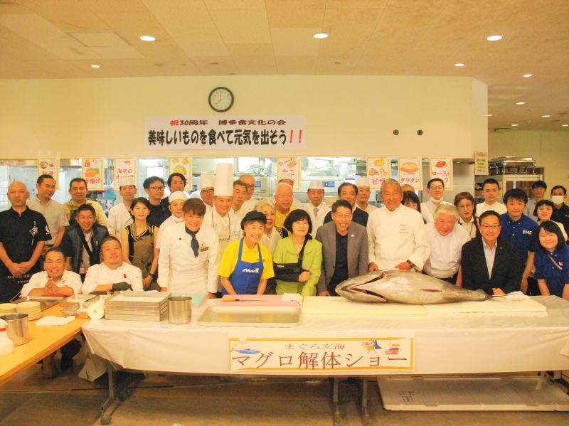 知事と博多食文化の会の皆さんとの集合写真です