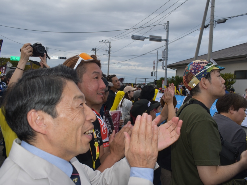 福岡ステージのフィニッシュを観戦する知事の写真です