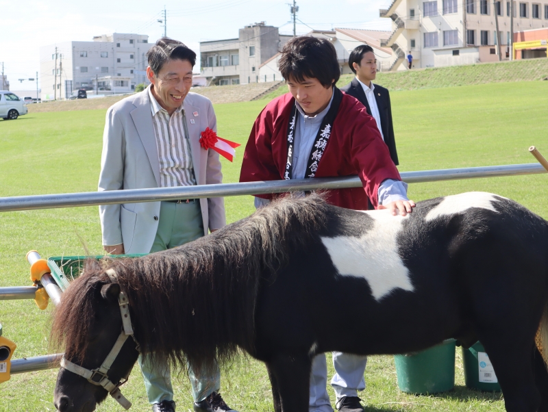 会場を見学する知事２