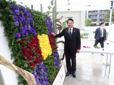 （写真）催事会場を視察する様子