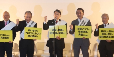 発言する知事