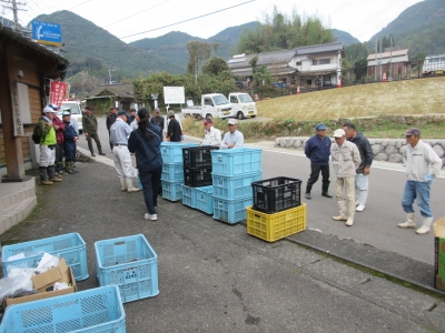 棚田交流館前に集合したサポーターと地域の方々