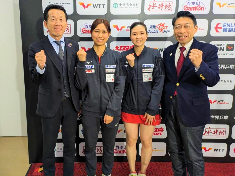 女子ダブルス優勝選手との集合写真