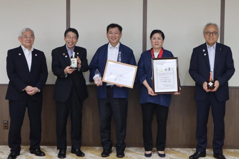 (写真左から)生嶋副知事、知事、吉田 元彦 社長、吉田 恭子 取締役、藏内 勇夫 福岡県議会議長