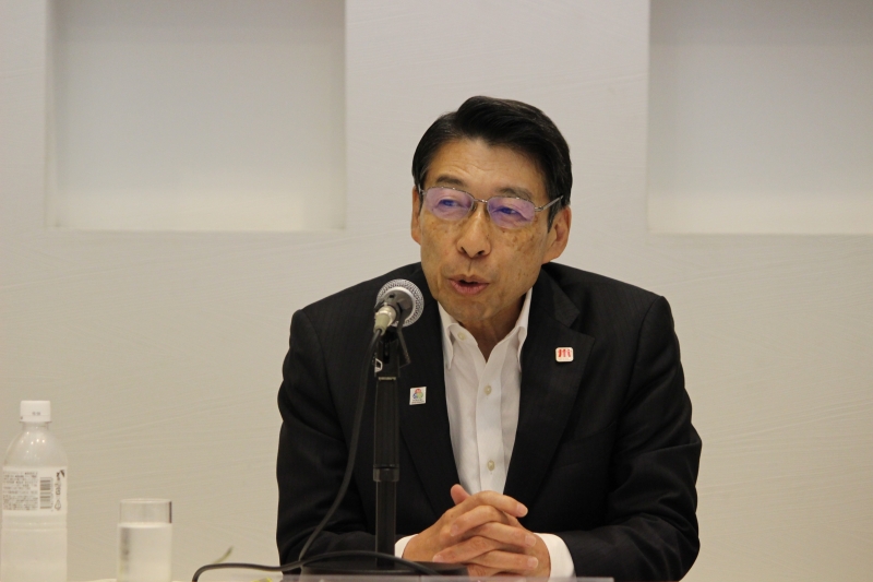 あいさつする知事