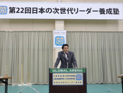 挨拶を行う知事
