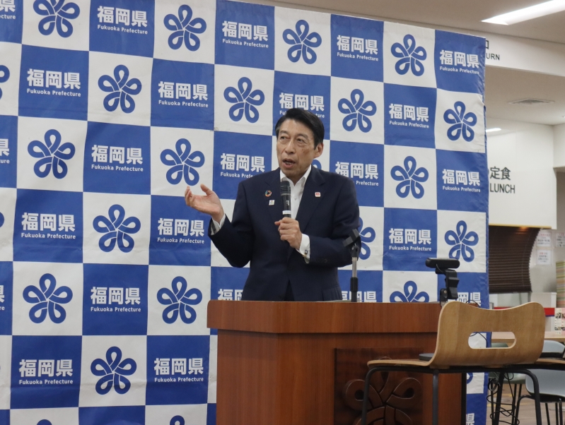 あいさつする知事