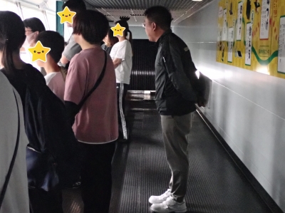 工場見学をしている様子