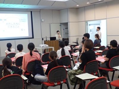 食品ロス削減について話している様子