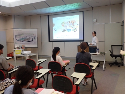 ニコニコのり九州工場についての説明の様子