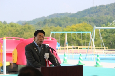 あいさつをする知事