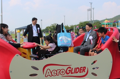 インクルーシブ遊具を体験する知事とこどもたち