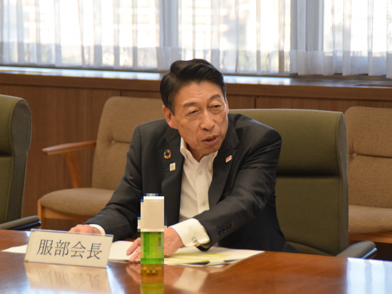 委員会で発言する知事