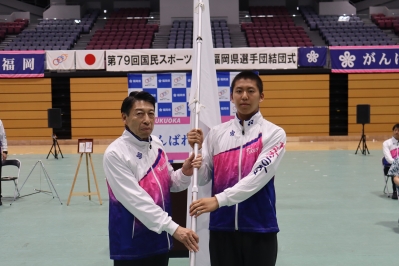 県旗を授与する知事