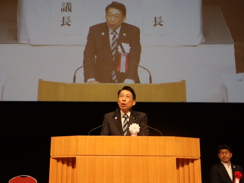 (写真)あいさつする知事