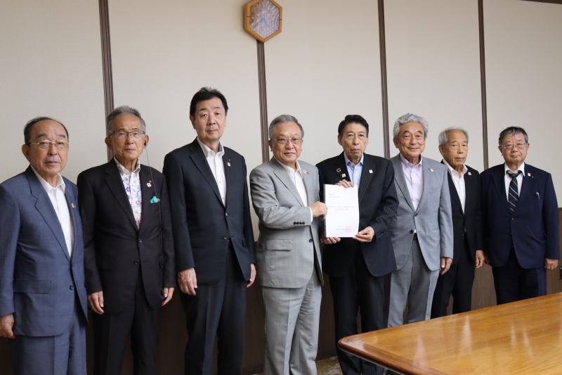 (写真左から)佐藤政治 副会長（行橋商工会議所会頭）、羽田野隆士 北九州商工会議所専務理事、谷弥壽彦 副会長（直方商工会議所会頭）、谷川浩道 会長（福岡商工会議所会頭）、知事、 亀川寿 副会長（田川商工会議所会頭）、加藤完治 飯塚商工会議所副会頭、糸永一平 大牟田商工会議所副会頭