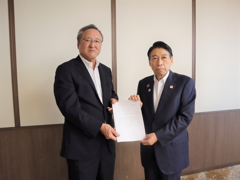 勧告を受ける知事