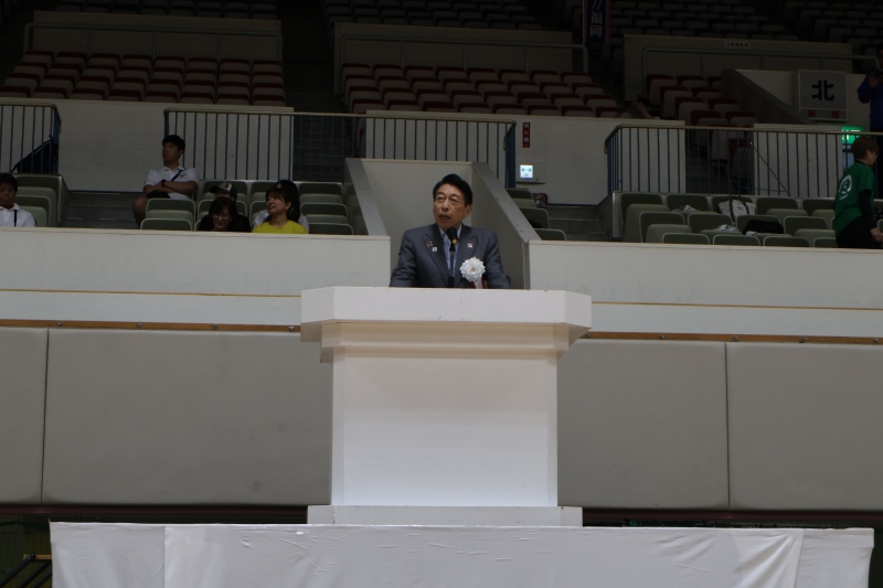 あいさつする知事