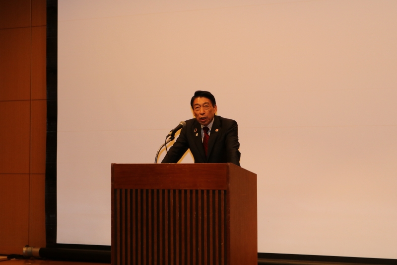 あいさつをする知事