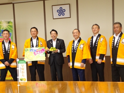 (集合写真)左からJA全農ふくれんかんきつ部会 浦田大作副部会長、中島光秀副部会長、知事、立花茂樹部会長、JA全農ふくれん乗富幸雄運営委員会会長、正木栄作副本部長
