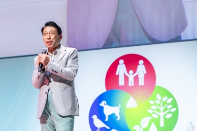 トークショーに登壇する知事