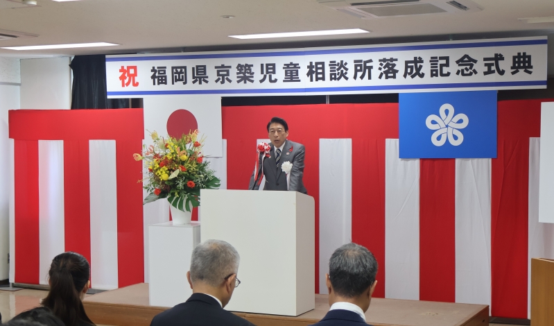 式辞を述べる知事