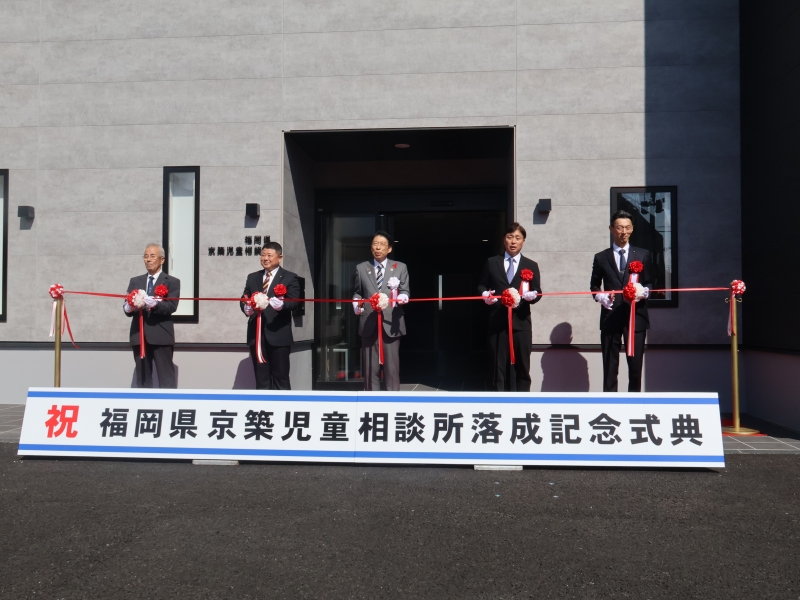 テープカットの様子