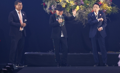 TGK北九州のステージに登壇した知事