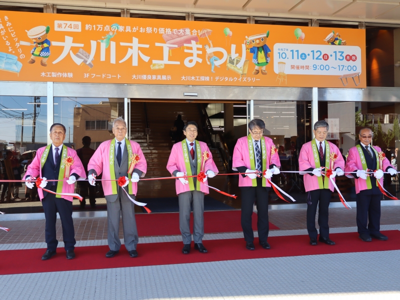 テープカットの様子