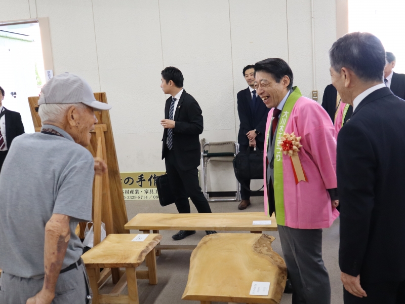 展示品の説明を受ける知事