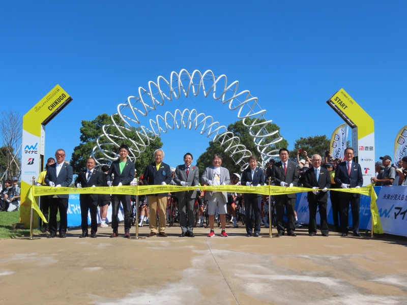 テープカットの様子