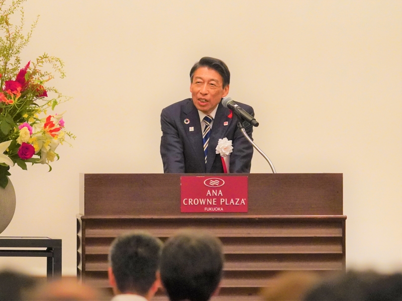 あいさつする知事