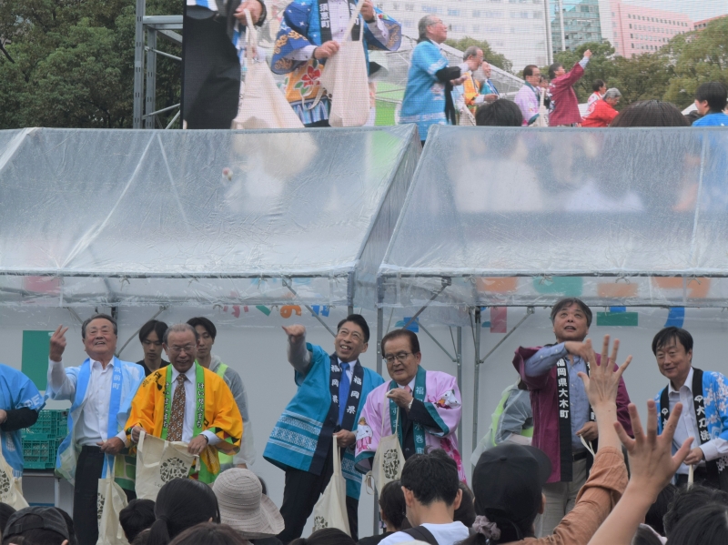 祝い餅まきをする知事