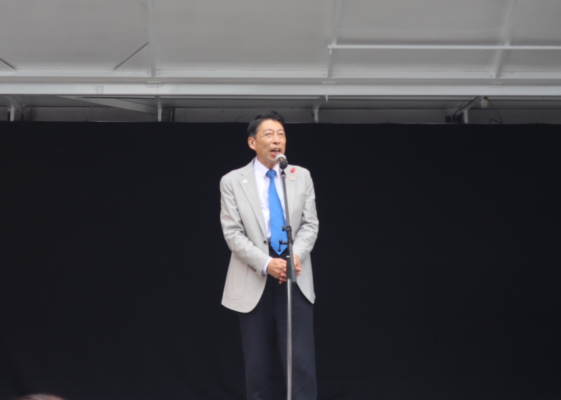 (写真)あいさつする知事