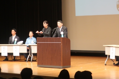 あいさつする知事