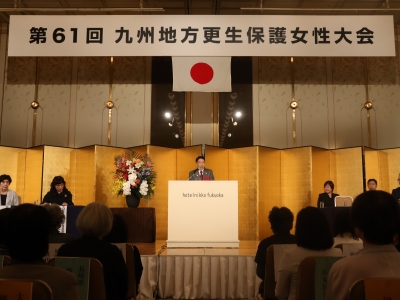 祝辞を述べる知事