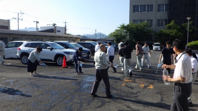 打ち水の様子　1